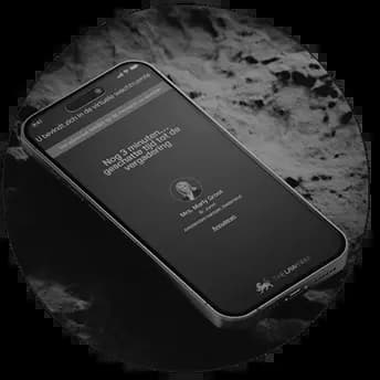 Laptop met finale checklist op het scherm om de laatste voorbereidingen voor de start van de juridische afspraak te controleren