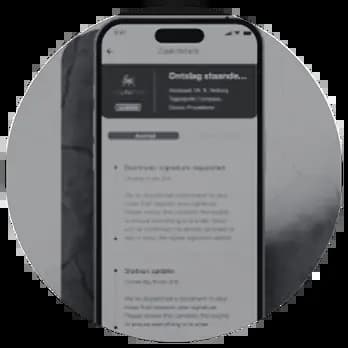 Mobiele telefoon met scherm waarop de voortgang, het plan van aanpak en realtime updates van de juridische zaak zichtbaar zijn