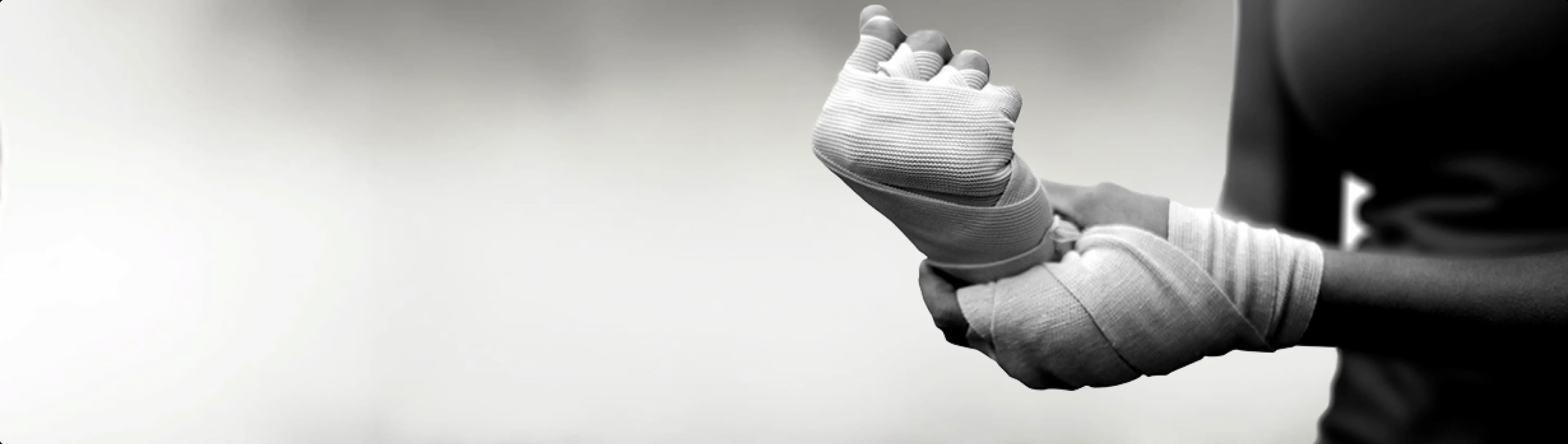 Vrouw met bokshandschoenen als symbool voor vechten voor uw recht – The Law Firm.