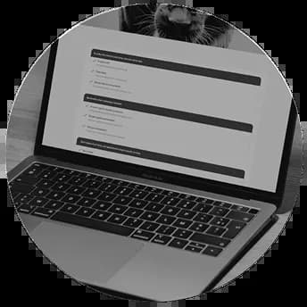 Laptop met scherm waarop de samenvatting, het verslag en de downloadbare bijlagen van de juridische afspraak zichtbaar zijn